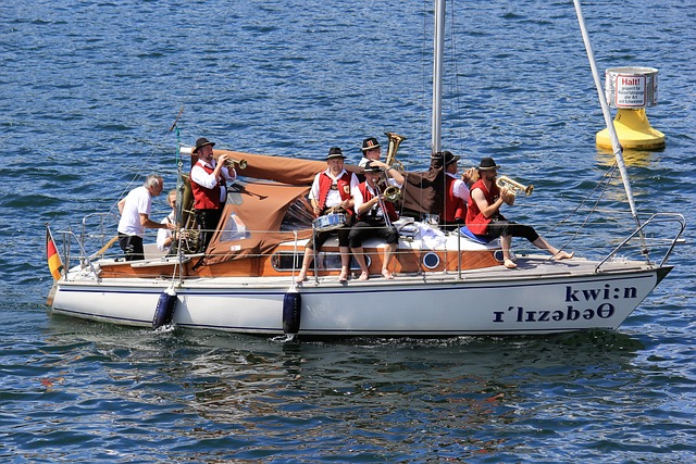 里夫斯说自己扣篮比东契奇多！后者回应：他不抢篮板也不防守